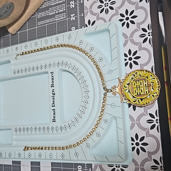 Vintage Medallion signed ART - Picture 8 of 8